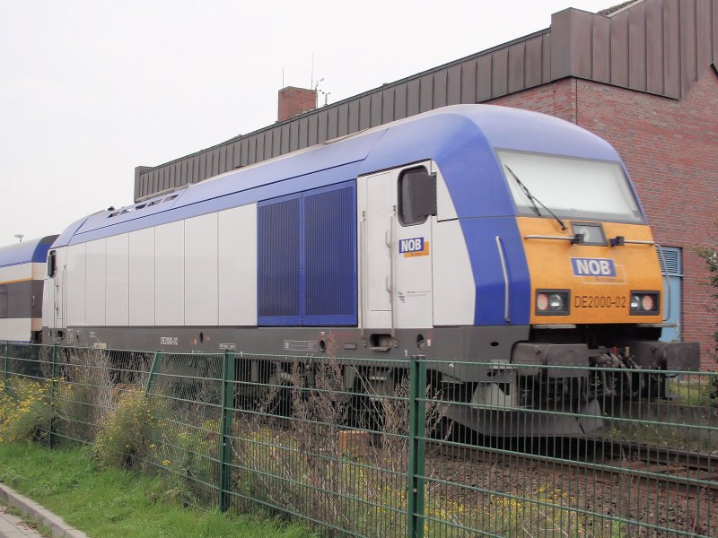 DE 2000-02 der Nord-Ostsee-Bahn (Hercules-Typ) erreicht gerade einen NOB-Zug schiebend die Husumer Hafenbr�cke und f�hrt kurz danach in Husum Bf. ein. Die Lackierung der Lok gef�llt mir wesentlich besser als die der Dispo-Loks...