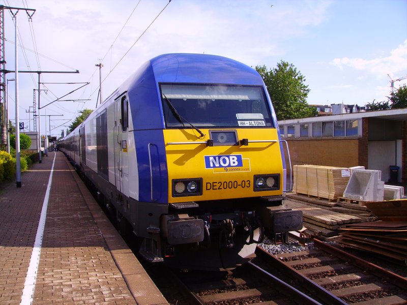DE 2000-03 beim Halt in Elmshorn mit der NOB nach Hamburg-Altona. 22.06.08
