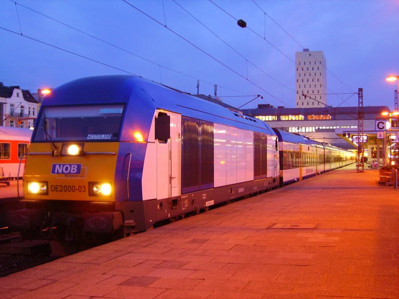 DE 2000-03 steht mit der NOB nach Westerland(Sylt) in Hamburg-Altona. 28.03.08