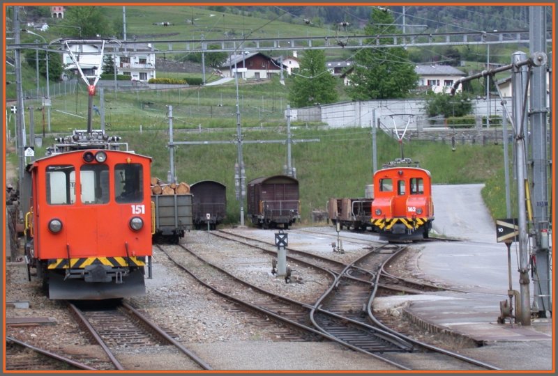 De 2/2 151 und Ge 2/2 162 in Poschiavo. (08.05.2007)