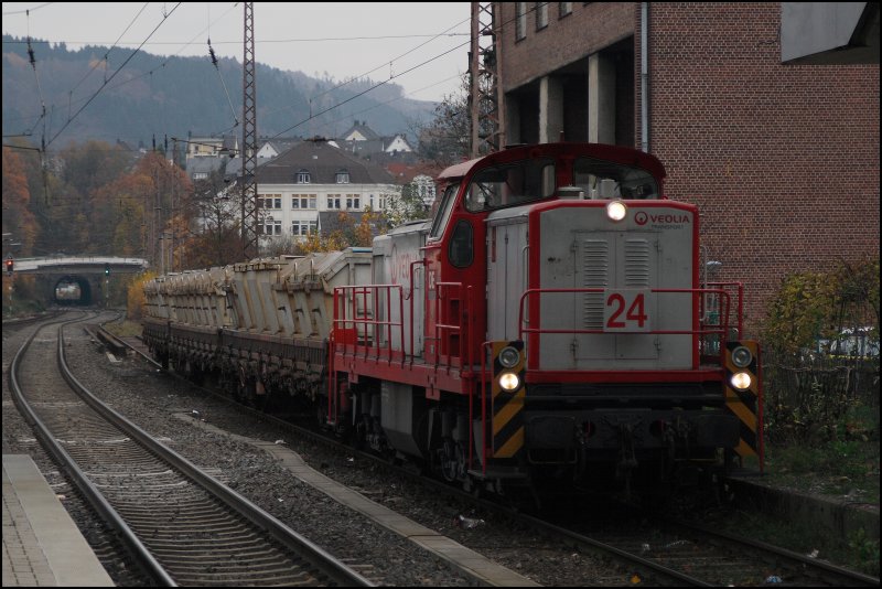 DE 24 der Dortmunder Eisenbahn b.z.w VEOLIA TRANSPORT in Werdohl. Am Zughaken hat die Lok Drei Flachwagen beladen mit Container fr den Transport von Klrschlamm..... (05.11.07)