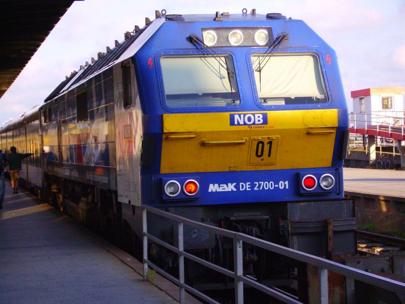 DE 2700-01 steht mit der NOB nach Hamburg-Altona abfahrbereit im Bahnhof Westerland(Sylt). 22.07.07