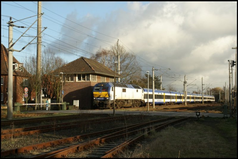 DE 2700-02 passiert am 14.03.2008 mit ihrer NOB nach Westerland das ehmalige Stellwerk von Glckstadt, welches heute durch die BSW-Gruppe  Freunde der Marschbahn Glckstadt  gepflegt wird.