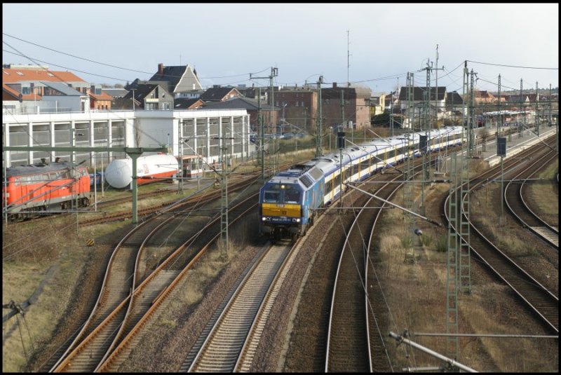 DE 2700-03 verlsst am 24.03.2008 mit ihrer NOB nach Westerland den Bahnhof von Itzehoe