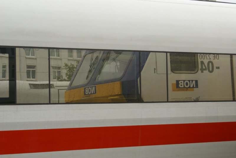 DE 2700-04 der NOB spiegelt sich am 11.8.2007 in Hamburg-Altona in einem ICE 1