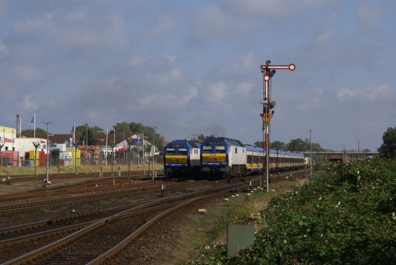 DE 2700-04 (rechts) mit ihrer NOB nach Hamburg-Altona und DE 2700-08(links) in der Abstellgruppe wartend treffen sich am 24.08.2007 in Westerland.