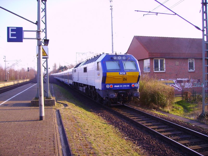 DE 2700-04 schiebt die NOB nach Hamburg-Altona aus dem Bhf Elmshorn. 24.03.07