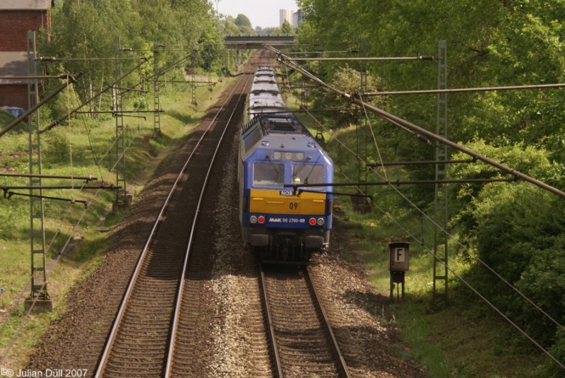 DE 2700-09 schiebt eine NOB nach Hamburg-Altona.Pinneberg, Fugngerbrcke Peinerweg , 17.5.2007
