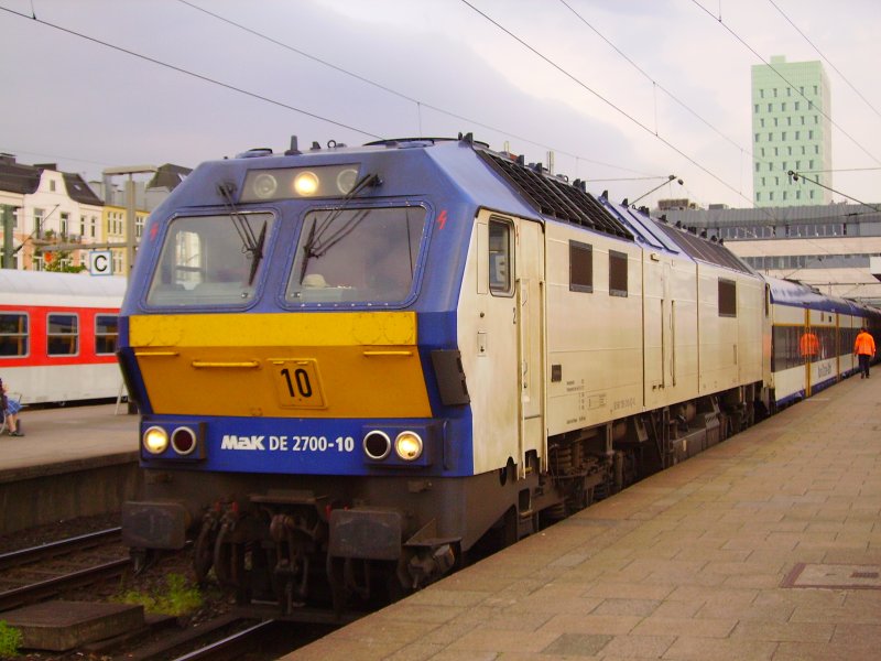 De 2700-10 steht in Hamburg-Altona mit der NOB nach Westerland (Sylt). 28.05.08