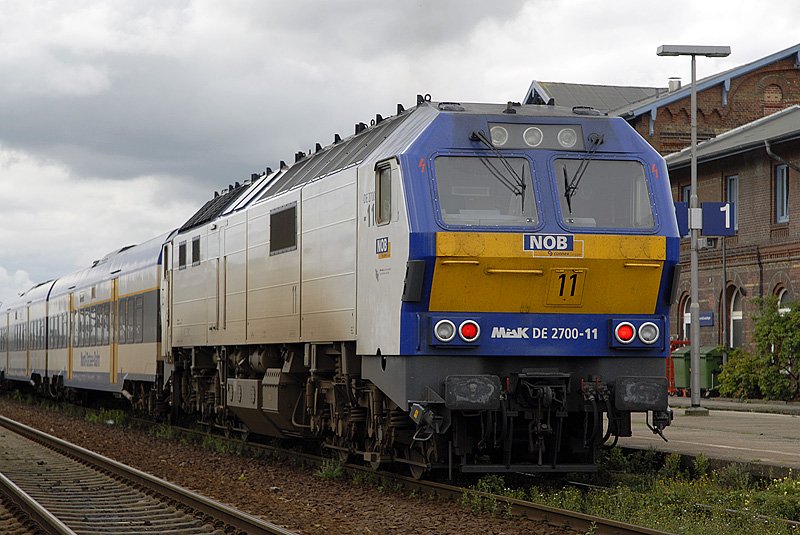DE 2700 11 schiebt einen Zug in Richtung Hamburg. Nieb�ll 14.08.2006
