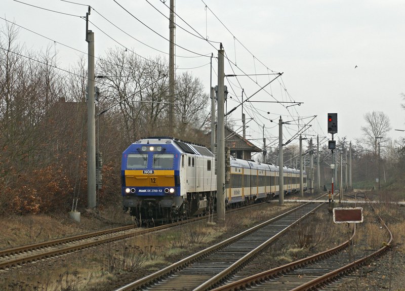 DE 2700-12 f�hrt am 28.02.2009 mit einer NOB nach Westerland in den Bahnhof von Gl�ckstadt ein.