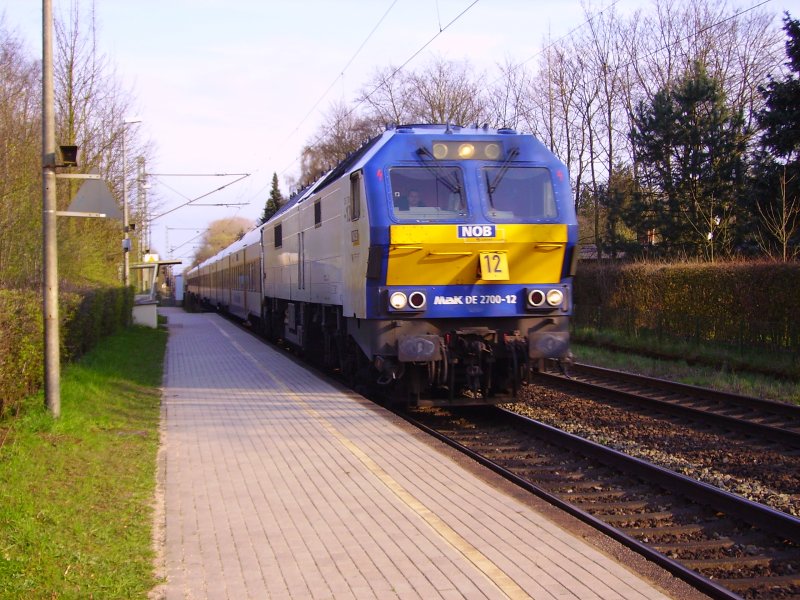 DE 2700-12 rast mit der NOB durch Prisdorf Richtung Westerland. 13.04.08