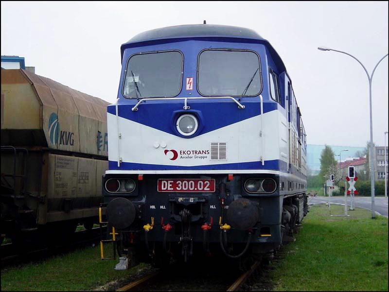 DE 300.02 abgestellt im Seehafen Stralsund. Damals noch in den Farben blau & wei.     (am 26.04.04) 