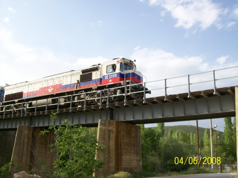DE 33016 in Keciborlu (bei Isparta)
Auf dieser Strecke verkehren seit 2008 nur noch Gterzge.
Foto vom 04.06.08