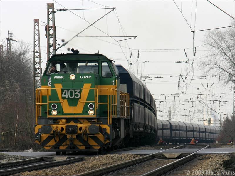 DE 403 schlngelt sich mit Kohlenzug durch Gelsenkirchen-Bismarck. 13.03.2009