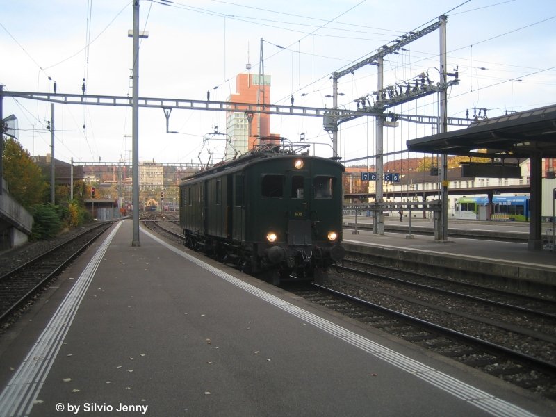 De 4/4 1679 am 12.10.08 in Winterthur am Umfahren des historischen Gepckwagens, der mit samt Triebwagen nach dem Bauma-Wochenende nach Rorschach zurck musste.
