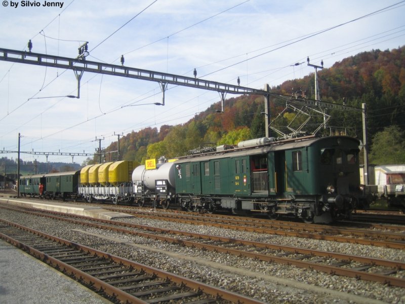 De 4/4 1679 macht am 12.10.08 nach seiner Bachtelrundfahrt einige Rangiermanver mit Wagen, die der RBe 4/4 der DSF spter nach Mhlin berfhren wird.