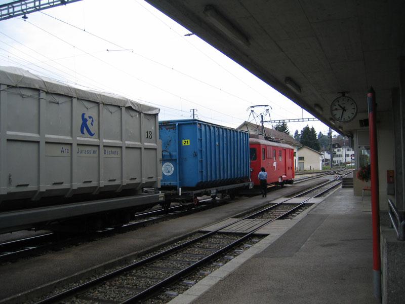 De 4/4 401 mit Gterzug in Le Noirmont am 07.10.04