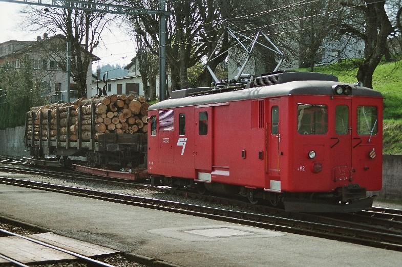 De 4/4 402 beim Manver mit 2 Rollschemel im Bahnhof Tramelan am 02.05.2006