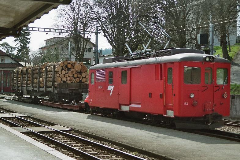 De 4/4 402 vor 2 Rollschemel mit Holzwagen auf dem Bahnhofsareal von Tramelan  am 02.05.2006