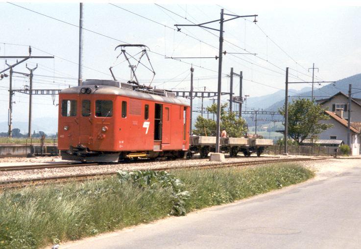 De 4/4 403 mit 3 Gterwagen im Bahnhof von Glovellier im April 1990