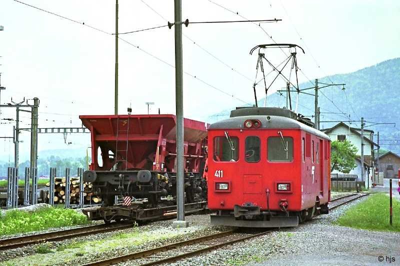 De 4/4 411 rangiert in Glovelier (12. Mai 1993).