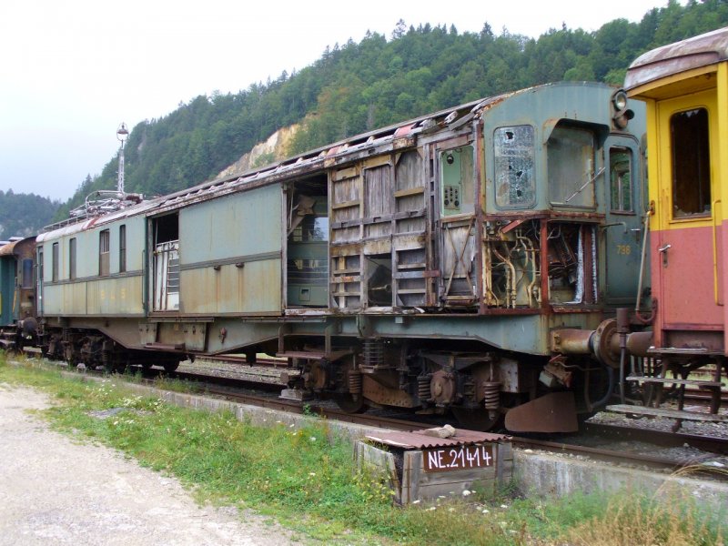 De 4/5  976 Ausrangiert und Abgestellt zum vergessen und viel Vandalismuss ???? in Le Locle Col de Roches  Foto vom 01.08.2006