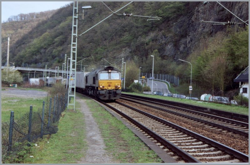 DE 6302 von DLC bringt im April 2006 einen Containerzug richtung Kln. Soeben durchfhrt sie den Haltepunkt Boppard-Hirzenach.