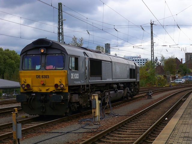 DE 6303 steht in Karlsruhe Hbf abgestellt. Aufgenommen am 17.10.2009