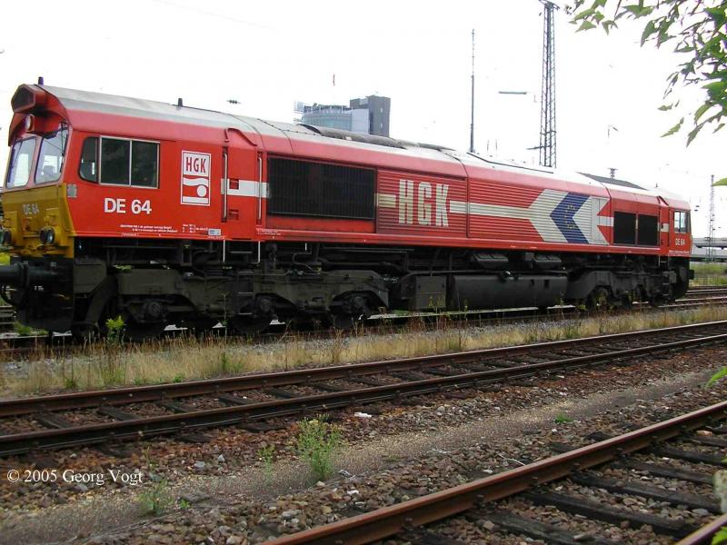 DE 64 der HGK am 20.08.05 abgestellt vor einem Kesselzug in Pforzheim HBF.