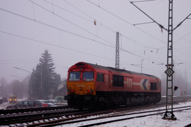 DE 669 der HGK in Durchfahrt durch Offingen Bhf an der KBS 980. (Jan. 2009).