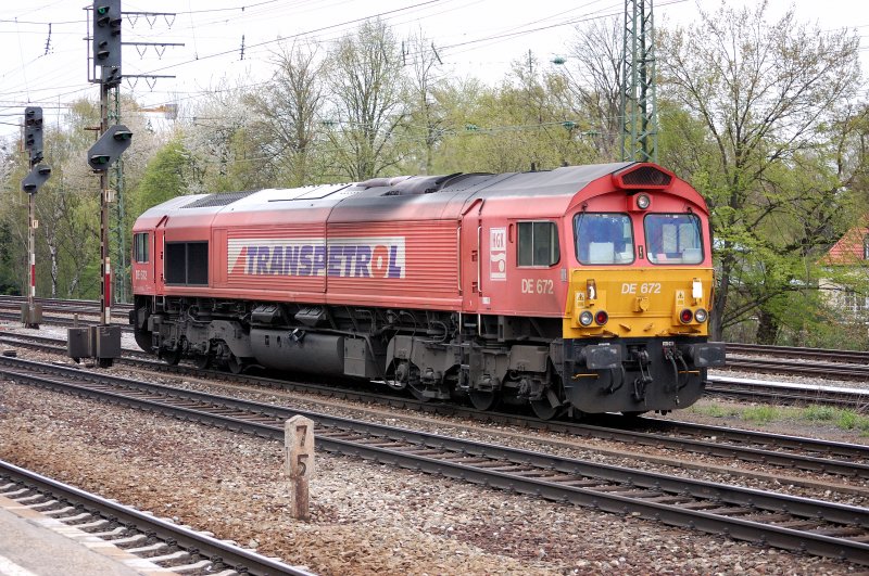 DE 672 der  Transpetrol  im Auftrag der HGK auf dem Weg zum nchsten Transportauftrag. Mnchen-Pasing, Gterzuggleise.
