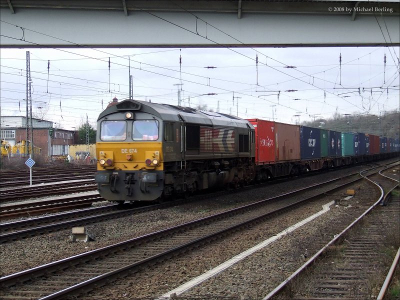 DE 674 der HGK passiert mit eine Containerzug den Hp Duisburg Entenfang. 17.3.08