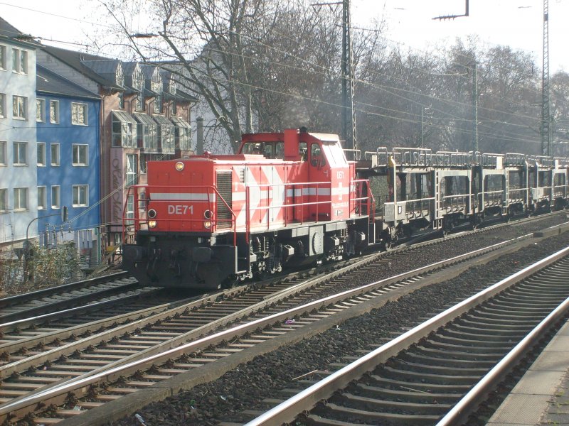 DE 71 der HGK passiert mit einem leeren Autotransportzug den Bahnhof Sd in Kln. 26.01.2008