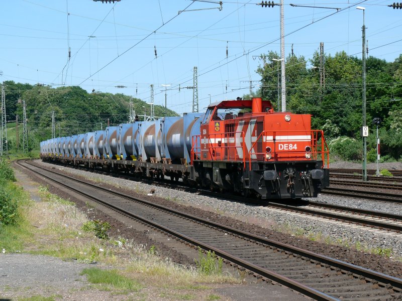 DE 84 der HGK zieht einen langen Gterzug durch Kln-West. Aufgenommen am 23/05/2009.