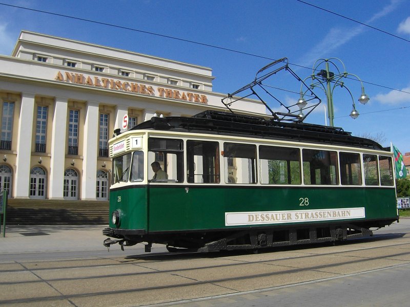 [DE] HTw 28 am Anhaltischen Theater. Das Fahrzeug wurde 1925 in der Waggonfabrik Werdau als Pullman-Wagen fr Leipzig erbaut. Dort fuhr er zuletzt als Tw 1401 II bzw. als ATw 5051. 1987 wurde er anlsslich des Stadfestes (775 Jahre) nach Dessau geholt. Von 1988 bis 2000 lief er hier unter der Nummer 30, ehe er 2000 seine historisch korrekte Nummer 28 bekam.