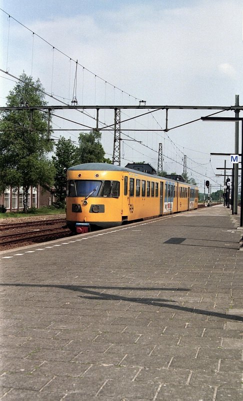 DE-II als Nahverkehrszug nach Zutphen ber Klarenbeek fotografiert in Apeldoorn am 14-05-1994.
