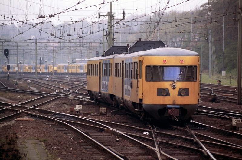 DE-II verlasst Arnhem als Nahverkehrzug nach Tiel. Arnhem 1996.