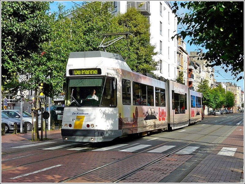 De Lijn Stra�enbahnwagen N� 6011 f�hrt am 12.09.08 am Marktplatz in Blankenberge vorbei auf seiner Fahrt nach De Panne. (Jeanny) 