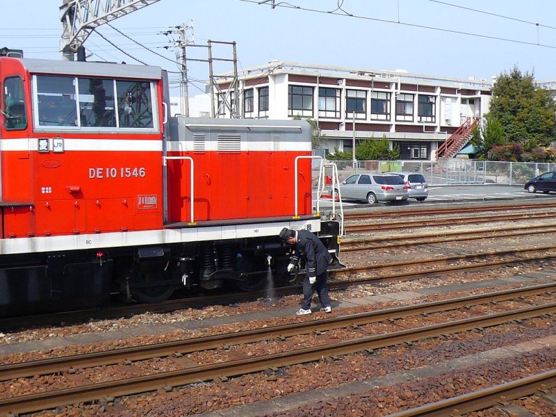 DE10: Der Lokführer kümmert sich vor Betriebsbeginn um seine DE10 1546, Yokkaichi, 26.Februar 2009.