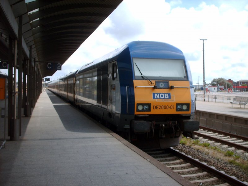 DE2000-01 schiebt nun einen NOB auf das Abstellgleis des Westerlandes Bahnhofs.