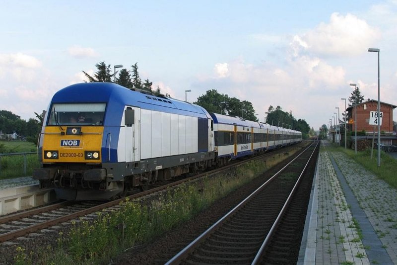 DE2000-03 der Nord-Ostsee-Bahn (NOB) mit NOB 80524 Hamburg Altona-Westerland (Sylt) auf Bahnhof Langenhorn am 23-6-2007.