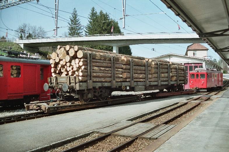 De4/4 402 Beim verschiebn der Rollschemel auf dem Bahnhofsareal in Tramelan am 02.05.2006