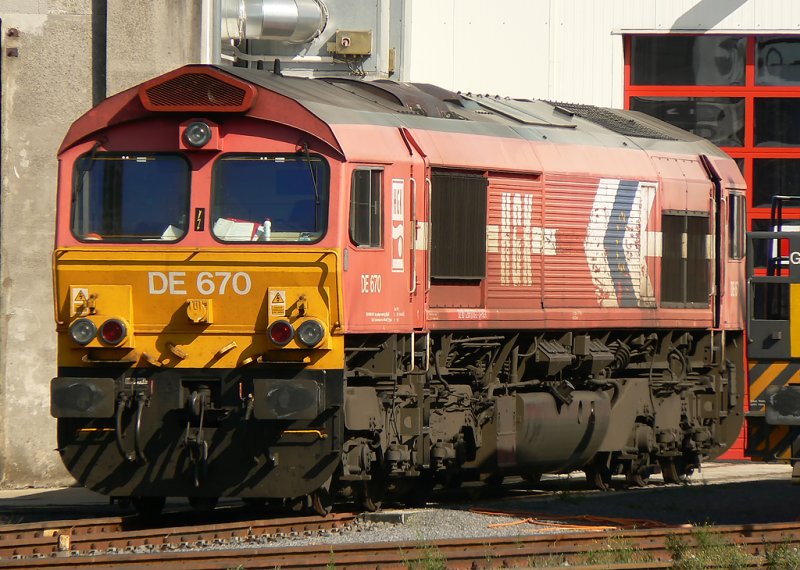 DE670 steht vor der Halle im BW der HGK in Brchl-Vochem , aufgenommen von der Kurfrstenstr. am 15.08.09