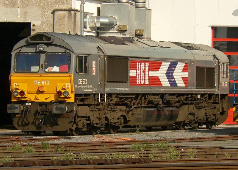 DE673 sonnt sich in der Abendsonne vor der Wartungshalle des HGK BW in Brhl am 17.8.09, neben der DE673 ist die DE674 vomn MRCE geleast