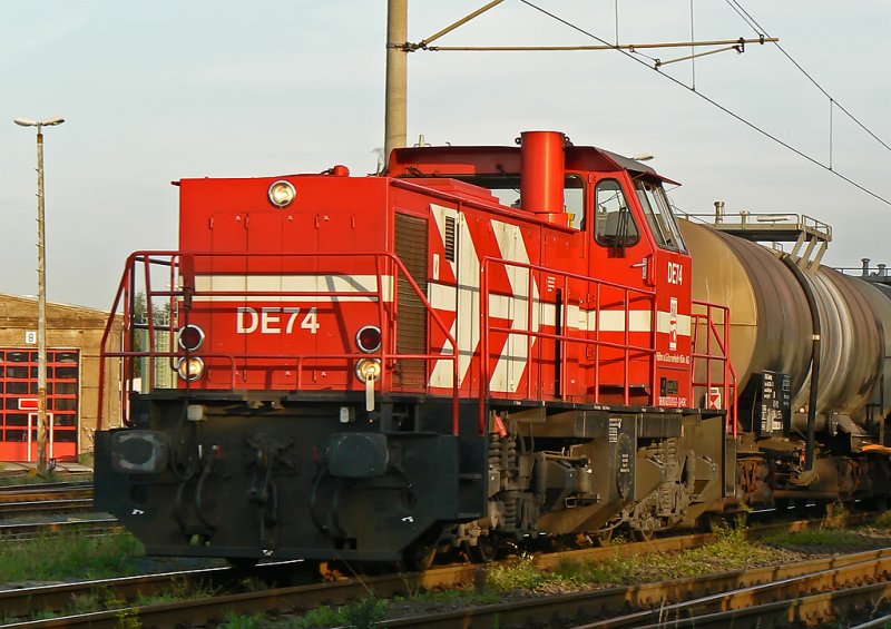 DE74 bei der Ausfahrt aus dem BW Brhl mit einem Kesselzug am 18.08.09