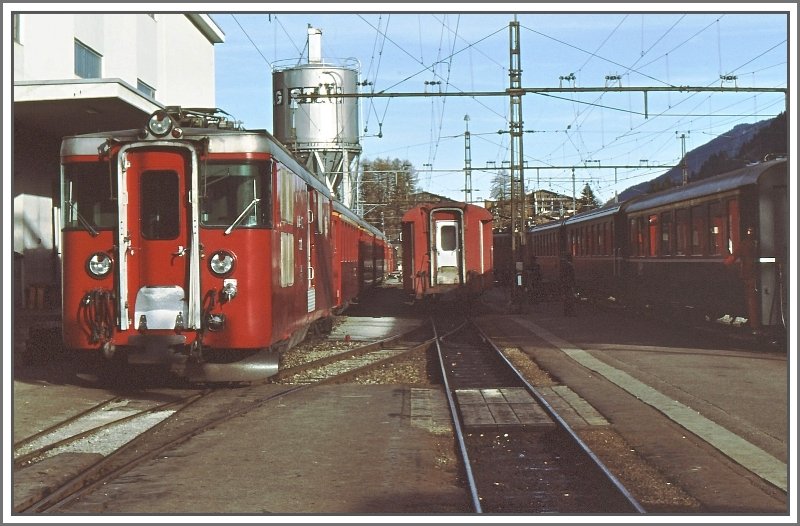 Deh 4/4 24 der BVZ mit Faltenbalgbergang ist in Disentis abgestellt. Gelegentlich lamen solche Zge bis Landquart in die Hauptwerksttte der RhB. (Archiv 12/83)