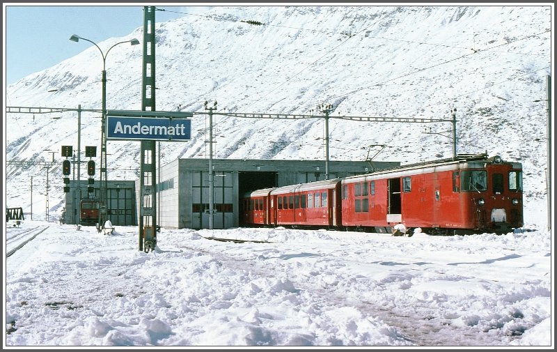 Deh 4/4 55  Brig  vor dem Depot der FO in Andermatt. Schnee im Oktober.(Archiv 14.10.1975)