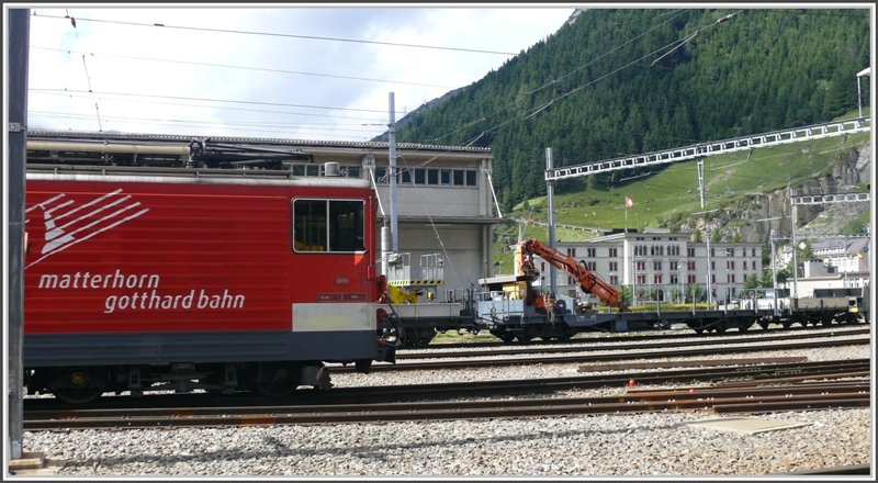 Deh 4/4 93 wartet im Bahnhof Andermatt auf die Fahrt nach Gschenen. Das Gebude mit Schweizer Fahne im Hintergrund ist die Kaserne der Schweizer Armee und war mal mein temporres Zuhause. (22.07.2008)