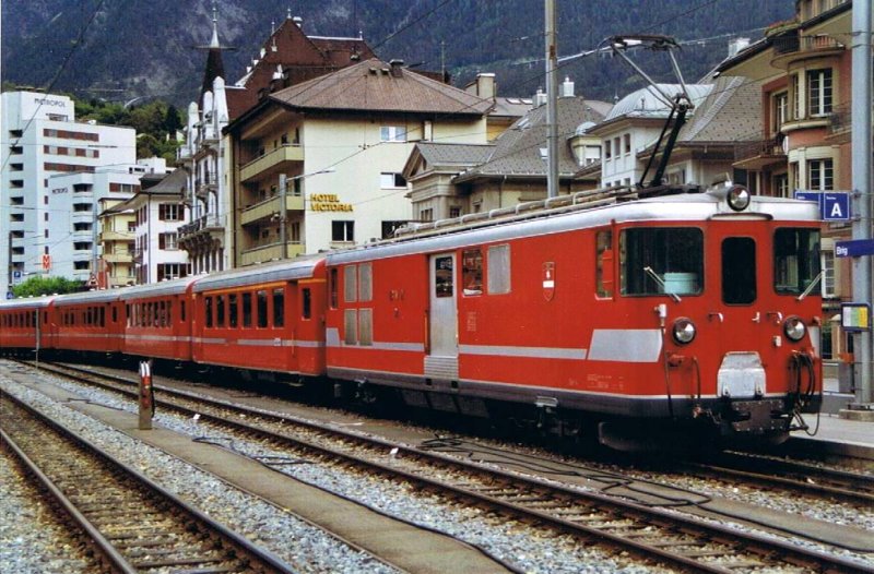 Deh 4/4 im alten BVZ-Design mit einem Regio nach Zermatt im August 2003 in Brig. Hinweis :Gescanntes Foto.